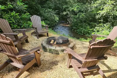 Image de Cabane avec jacuzzi acceptant les chiens | Helen, Ga | Au bord du ruisseau