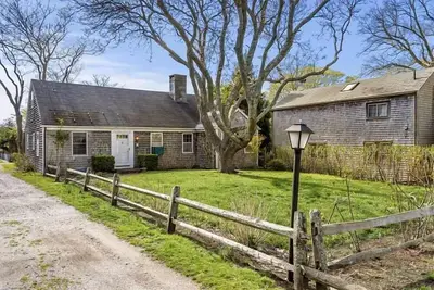 Image de Superb home situated on quiet lane near Main St