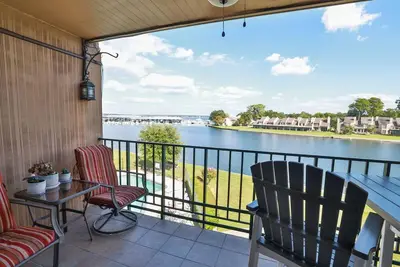 Image de Amazing Lakefront Views!