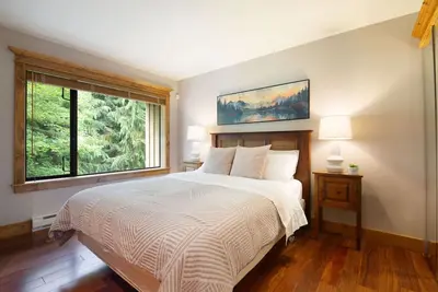 Image de Large 3br Chalet Style Townhome with Free Parking!