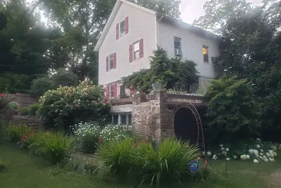 Image de Historic 3+Bedroom, 3 Bath Creekside Mill Home