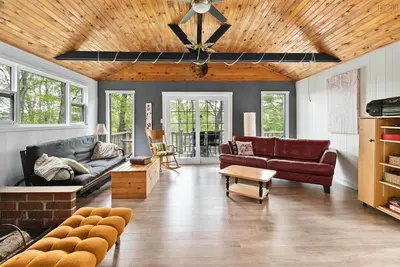 Image de Charming Cottage on the Lake - Family and Pet Friendly