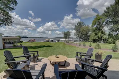 Image de Premium Pewaukee Lakefront Home