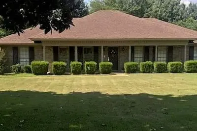 Image de 4-bedroom house in phenomenal Montgomery with pool and fitness room