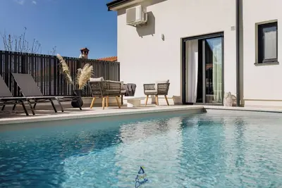 Image de Charmante villa neuve de 3 chambres pour 6+2 personnes avec piscine privée