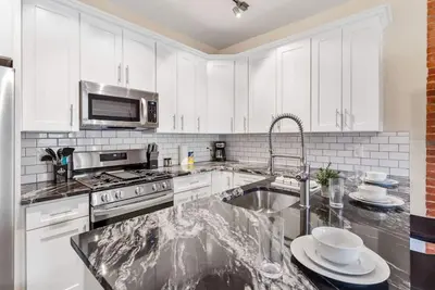 Upscale Double King Bed Suite ~ Steps from Walnut!