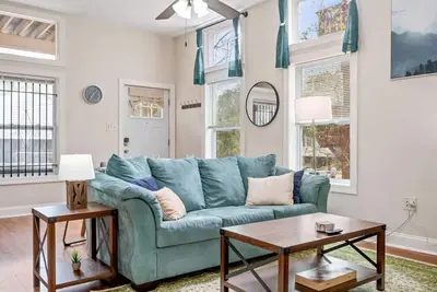 Stunning 2 Br King Bed Suite ~ Steps from Walnut