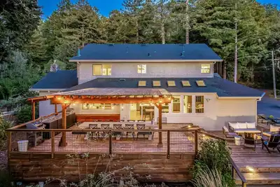 Image de Elks Landing - Hot Tub and Tastings Included