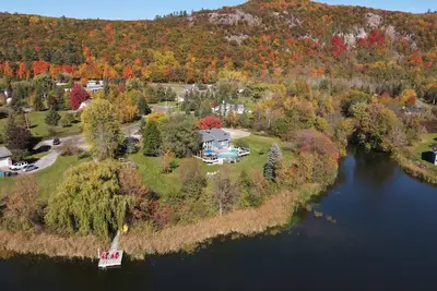 Image de Maison dans la nature au bord d'un lac à Chelsea