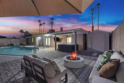 Image de Hot Tub & Pool Getaway Near the Lakes – Prime Spot