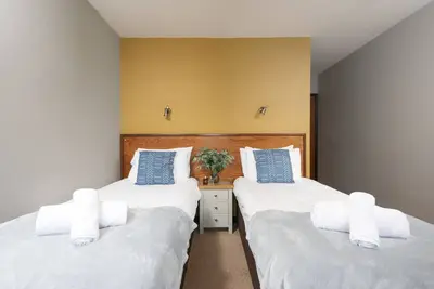 Image de Tolgus Twin Room - 9 -  a hotel room that sleeps 2 guests  in 1 bedroom