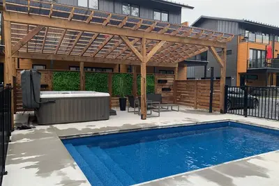 Image de Le Memph Loup: 3 bedrooms pool hot tub lac Memphrémagog