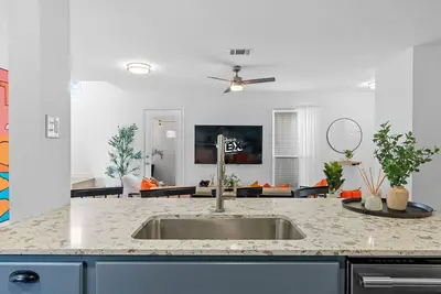 Image de Sleeps 8 Modern 3br Leander | Coffee Bar & Yard