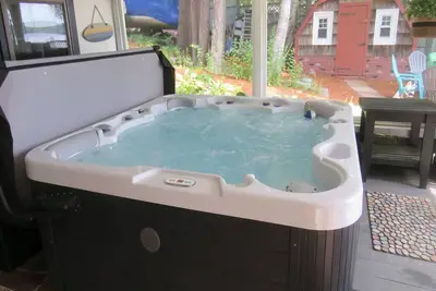 Image de Charming and spacious lakefront home with 4 bedrooms, hot tub and pool table!