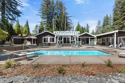 Image de 3bd/2ba Redwood Retreat w/pool