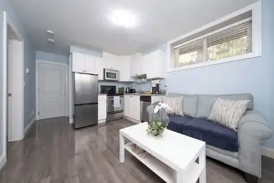 Image de 2 bedroom suite Walk to SkyTrain, Grocery, Macdonald & more