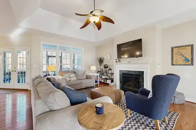 Image de Peaceful lakeside retreat with hot tub, private pool, dock & paddle boards