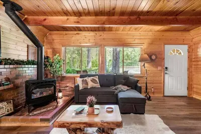Image de Perch - Antler House: Charming Cabin w/ Covered Hot Tub & Firepit!