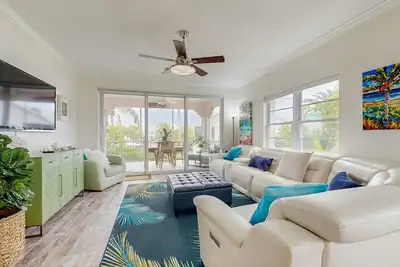 Image de Coastal Waterfront Villa with pool, paddleboards & tennis courts