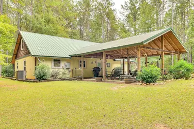 Image de Forested Family Hideaway Near Lake Sinclair!