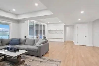 Image de Lakefront | 4 Bedroom | Gym + Theatre + Garage |