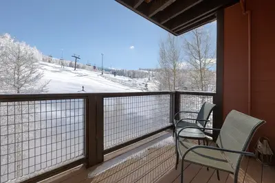 Image de Base Camp Retreat: Amazing Ski Views from Base Camp + Pool & Hot Tub!
