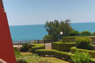 Image de Studio rénové avec vue mer dans résidence avec piscine