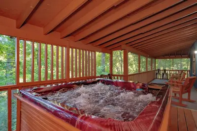 Image de 🌲 Dogwood Hideaway 🏔️ Wooded Retreat, Hot Tub, Arcade & Fire Pit