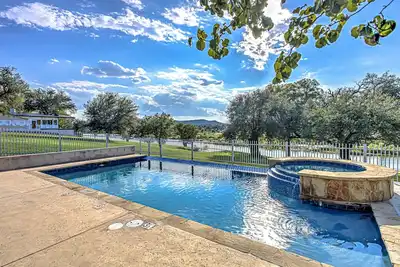 Image de Waterfront 3br Retreat - Pool & Hot Tub