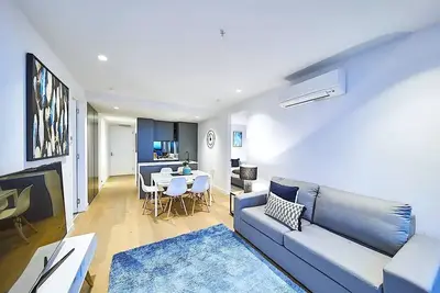 Image de Amazing city views from level 74 apartment: Free parking, pool, gym, and balcony