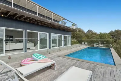 Image de Luxurious Portsea Coastal Retreat, Pool, Sophisticated Style, Sea Breezes