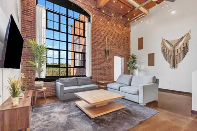 Image de New! Cozy mill loft w/ 2 king beds, gym & pool