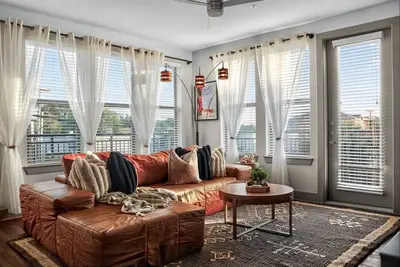 Image de Luxury 2br | 3 Mins to Love Field w/ Pool + Gym