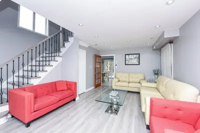 Image de Entire 4br 3ba Home in Mississauga, Sleeps 8, 10 mins to Pearson Airport