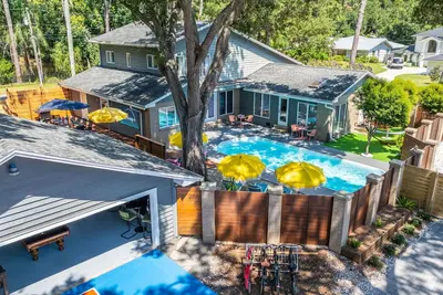 Image de Spacious 5br Retreat ~ Heated Pool ~ Near Beach & Dining ~ Bikes Included!