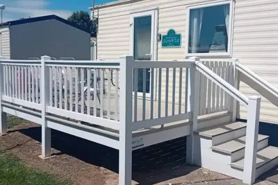 Image de 3 bedroom caravan with decking, nestled in Seawick Holiday Park