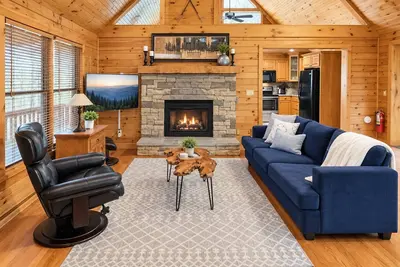 Image de Fall Retreat | Private Hot Tub + Free Tickets