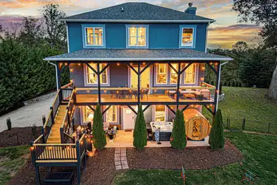 Image de Private Luxe Retreat w/Long Range Mountain Views, Hot Tub, Theater, & Game Room