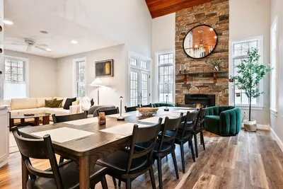 Image de New Luxury 2 King Suites - Hot Tub -Ski -Sleeps 12