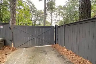 Image de New! Your own compound! 3bd 3bath Bungalow private gate/2 acre, pets encouraged!