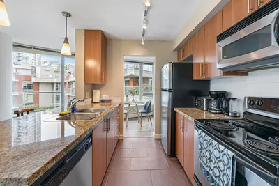 Image de Downtown Vancouver Condo, Pool, Gym, Skytrain