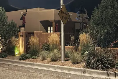 Image de Walk to Plaza and Canyon Road in casita of your own!