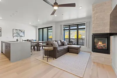 Image de Brand new condo with beautiful mountain views, walk to shuttle stop!