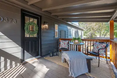 Image de Pet friendly close in on 1 Acre, 3-bedroom house with A/C in Bend + Rv Hook up