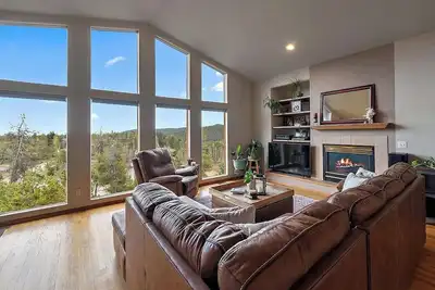 Image de Luxury Evergreen Retreat · Fireplace · Mountain Views · 45 min Denver
