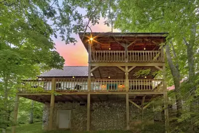 Image de Cozy Cabin by Dollywood - Hot Tub & Fire Table - Secluded Getaway in the Smokies