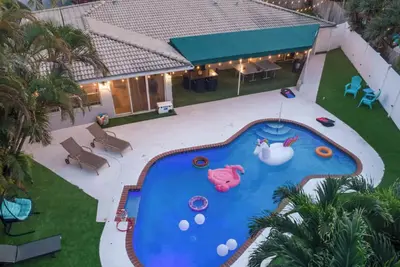 Image de Lakefront Getaway 5br/3ba • Heated Pool Paradise