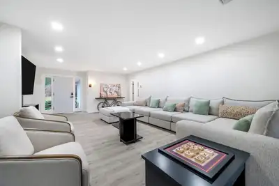 Image de Features two living rooms, sauna, hot tub, and fire pit -over 4 acres of land.