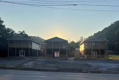 Image de Charming 2-bed/1 bath apartment in Logan near Hmts, dining, and shopping