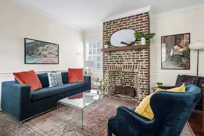 Image de Walk to King St, 2bd Suite w/ Parking